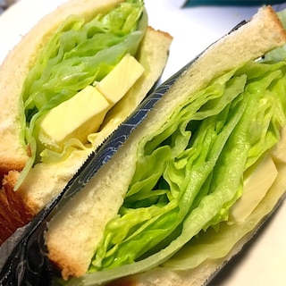 レタスとチーズのサンドイッチ